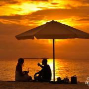 浪漫的夕阳沙滩二人世界
